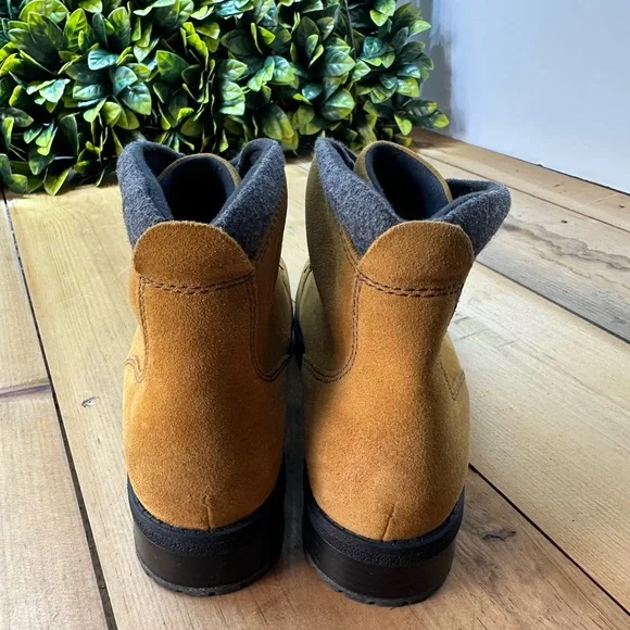 Clarks Faralyn Alpha Suede Golden TanHiking Trail Ankle Boots Size 9.5 - Picture 3 of 8